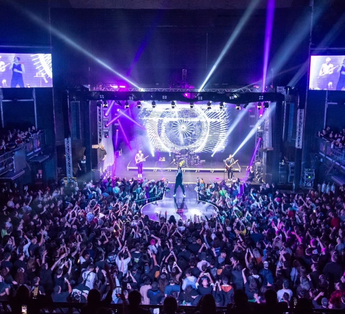Show no Espaço Liv: palco com luz roxa, telões e a pista lotada
